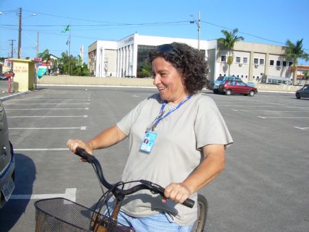 A Liliam chegando, de bicicleta com freio no p !!!!