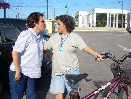 Sonia e Liliam. Repare que a Liliam no solta da bicicleta....