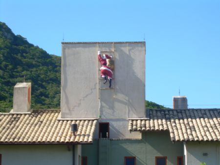 Tinha Papai Noel querendo entrar pela chamin.