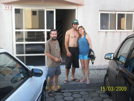 Jonca, Fernando e Lucinha saindo para uma caminhada na praia.