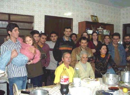 No aniversrio de 75 anos da Antoninha. Fernandinho com Bianca no colo, Mateus, Ivan, Caio, Alberto, Jeremias, Fernando, Ndia, Olvia, Leila, Mariana (amiga da Olvia), Luiz Antnio e Joo Carlos. Jos e Antoninha esto na frente.