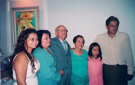 Ana Crys, filha da Aguida que est ao seu lado, Neno, Nena, Sabrina, filha do Henrique e da Aguida, e o Henrique, nas Bodas de Ouro do Neno e da Nena.