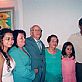 Ana Crys, filha da Aguida que est ao seu lado, Neno, Nena, Sabrina, filha do Henrique e da Aguida, e o Henrique, nas Bodas de Ouro do Neno e da Nena.