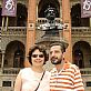 Sonia e Joo Carlos. Ao fundo, o Castelo da Fundao Osvaldo Cruz e o busto de Osvaldo Cruz.