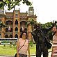 Sonia e Joo Carlos. Junto da esttua de Srgio Arouca, um dos presidentes da Fundao Osvaldo Cruz. Ao fundo o Castelo da Fundao Osvaldo Cruz.