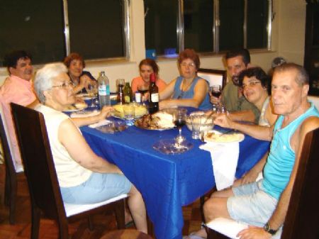 Noite de Natal (2005). Da direita para esquerda: Mrio Jlio (pai de Sonia), Sonia, Joo Carlos, Solange (irm de Sonia), Carolina (filha de Solange e Antonio Celso), Tia Jandira (tia de Antonio Celso), Antonio Celso (marido de Solange) e Tia Pilar.