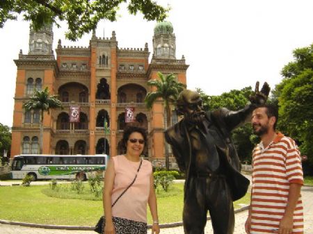 Sonia e Joo Carlos. Junto da esttua de Srgio Arouca, um dos presidentes da Fundao Osvaldo Cruz. Ao fundo o Castelo da Fundao Osvaldo Cruz.