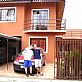 Mateus e Jeremias na frente da casa da Liliam e da rica, em Curitiba. Dia 11 de fevereiro de 2006.