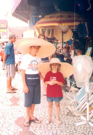 Fernandinho e Jennifer na praia.