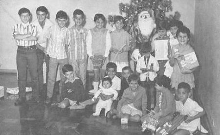 Festa do Natal de 1970, na casa da tia Erclia e do tio Joo. Em p: Joo Carlos, Jos Roberto, Luiz Antnio, Joozinho, Silvinha, Solange, Papai Noel, Alberto (na frente do Papai Noel), Liliam, Mrcia, Leila. Agachados: Fernando, Carlos com a Luciane, Al