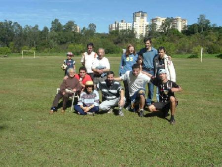 No piquinique no Igap. Atrs: Jhonatan, Luiz Antnio, Jos, Ndia, Alberto Luiz e Fernando. Na frente: Antoninha, Caio, Snia, Joo Carlos, Ivan e Fernandinho.